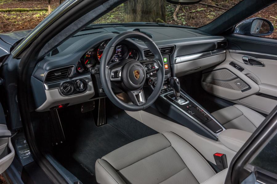 Интерьер Porsche 911 Carrera 4S Coupe 2016 года  (US) (фото 2 из 6)